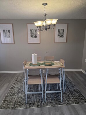 Dining - Spacious 4BR Baltimore Townhome with AC, WiFi & Free Parking (Baltimore)