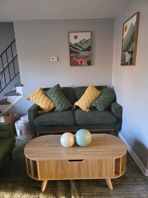 Living area - Spacious 4BR Baltimore Townhome with AC, WiFi & Free Parking (Baltimore)