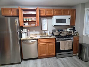 Private kitchen - Spacious 4BR Baltimore Townhome with AC, WiFi & Free Parking (Baltimore)
