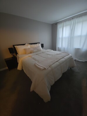 Iron/ironing board, Internet, bed sheets - Spacious 4BR Baltimore Townhome with AC, WiFi & Free Parking (Baltimore)