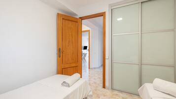 2 bedrooms, iron/ironing board, WiFi, bed sheets