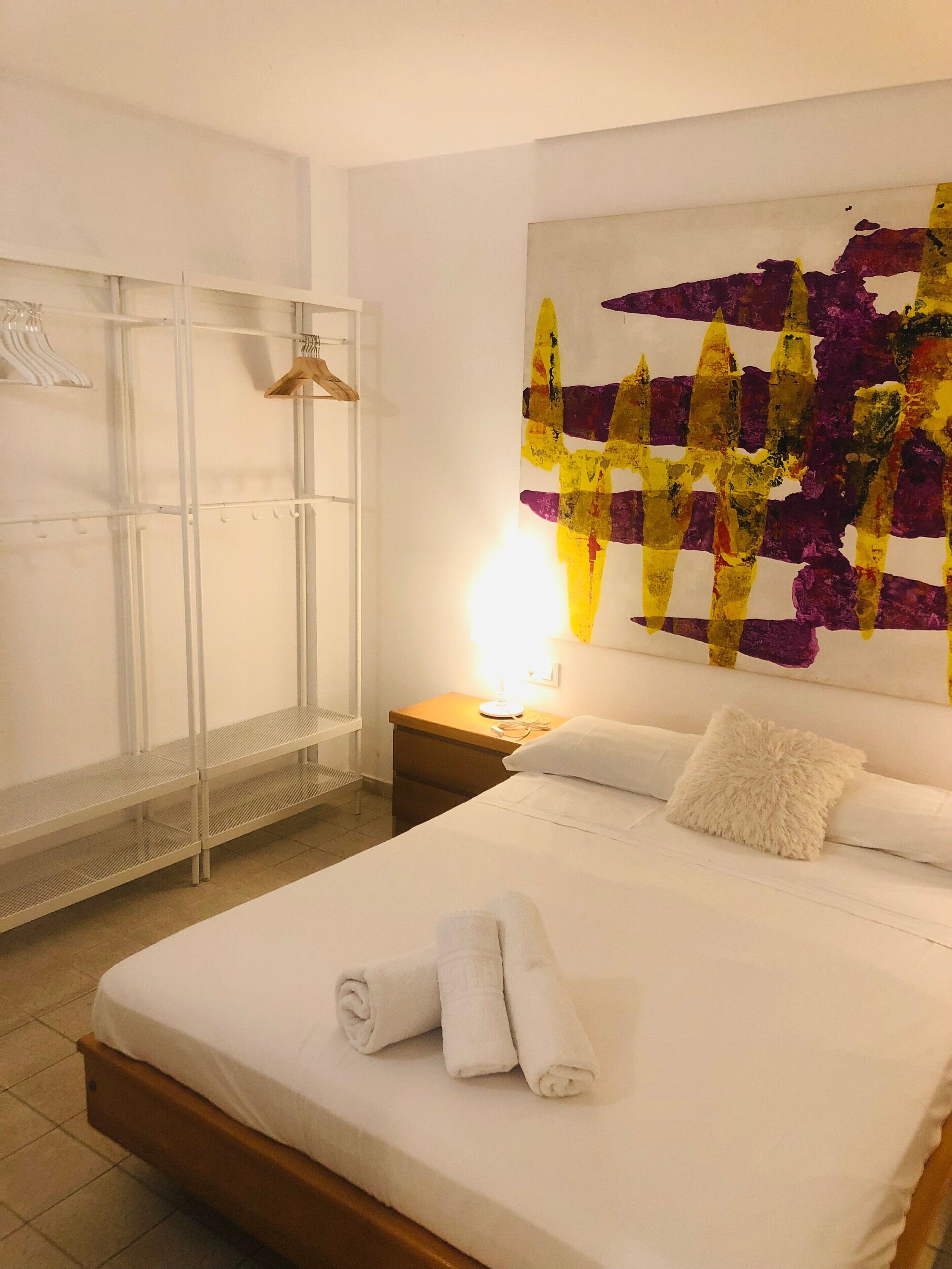 Tabla de planchar con plancha, wifi y ropa de cama 