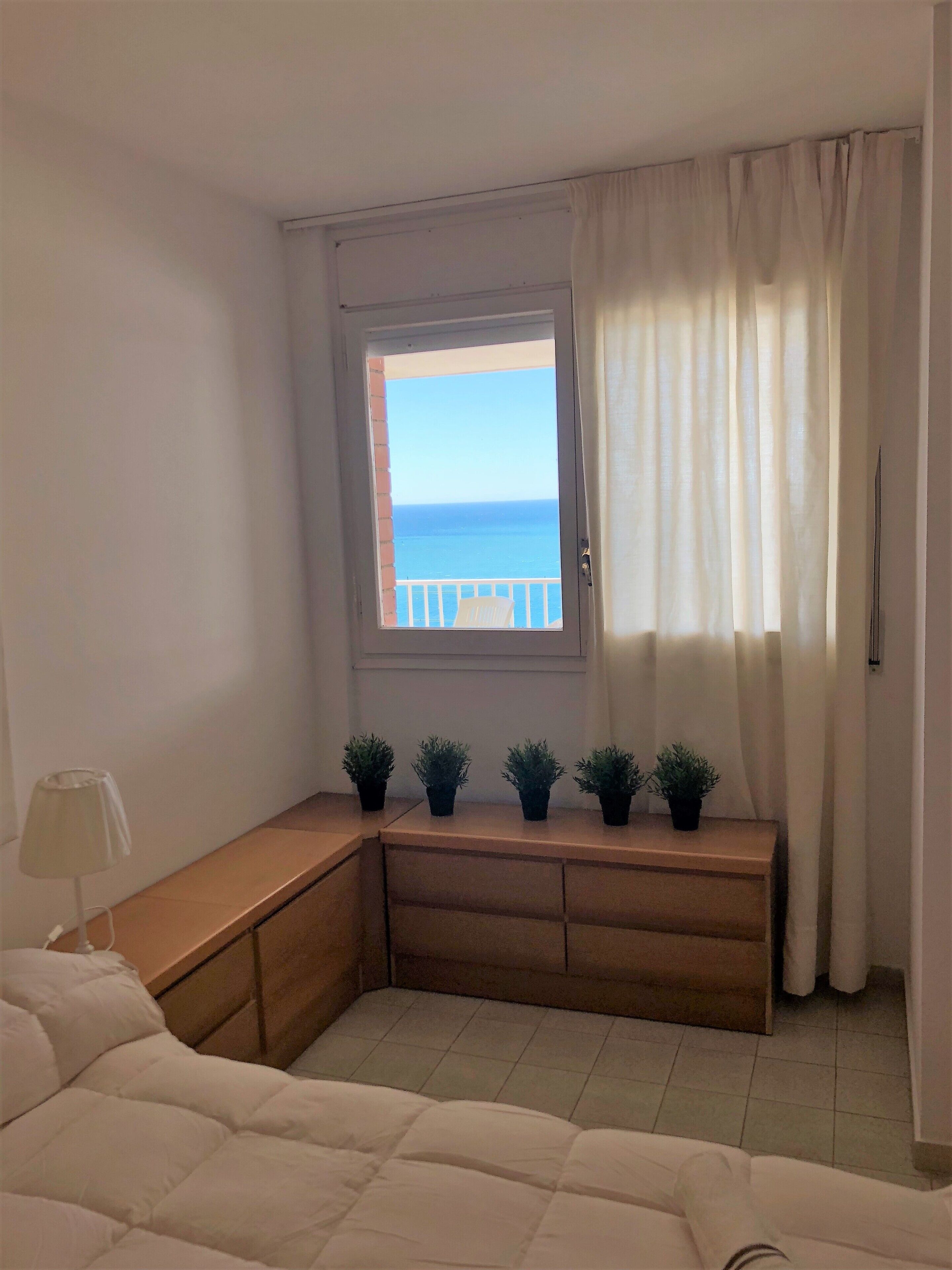 Tabla de planchar con plancha, wifi y ropa de cama 