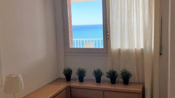 Tabla de planchar con plancha, wifi y ropa de cama