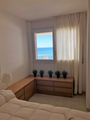 Tabla de planchar con plancha, wifi y ropa de cama 