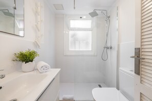 Douche, sèche-cheveux, serviettes fournies