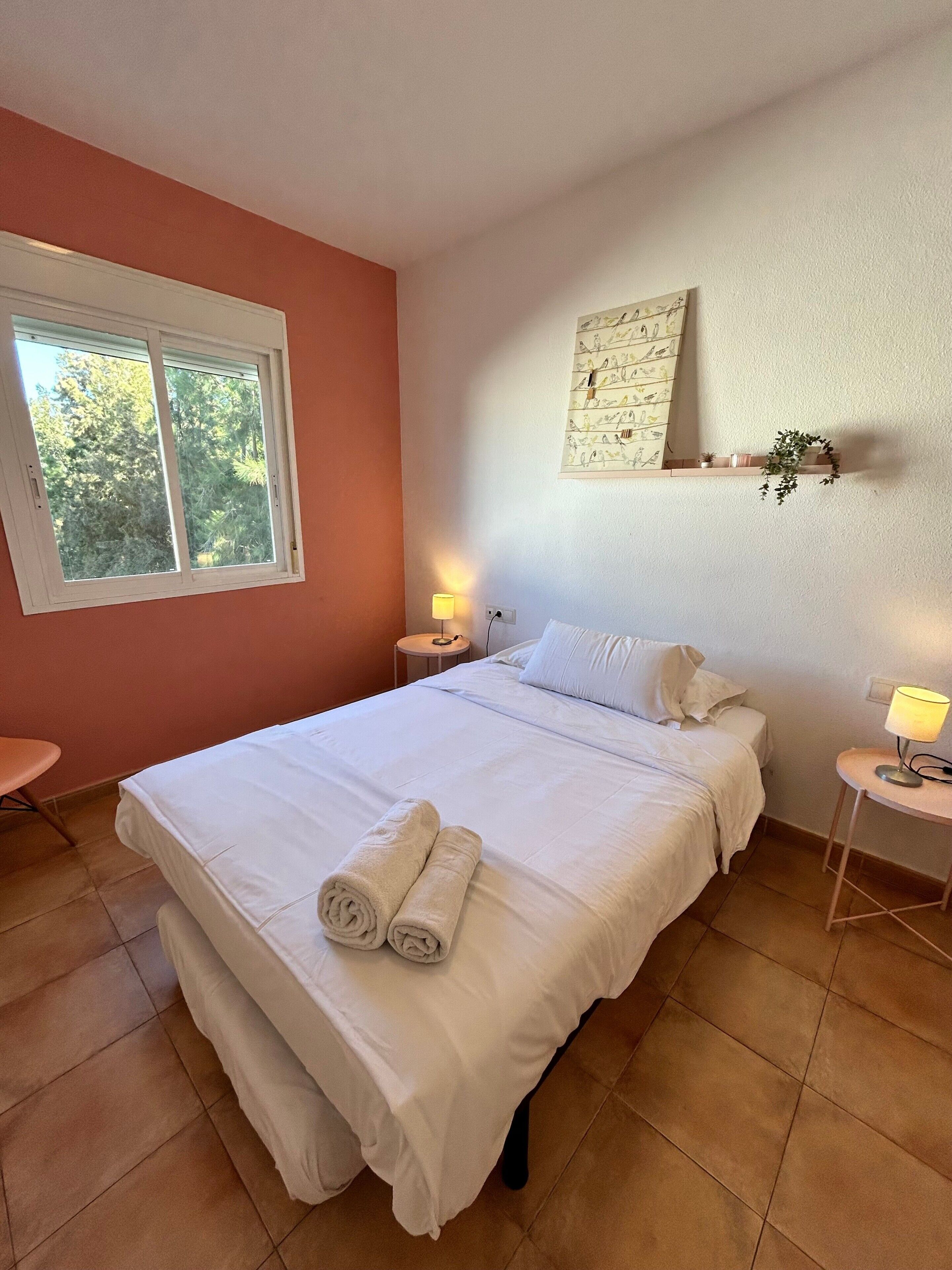 Tabla de planchar con plancha, wifi y ropa de cama 