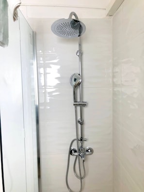 Shower, hair dryer, towels - SunAndBed Cambrils – Spacious House in the Heart of Cambrils, Steps from the Beach (Cambrils)