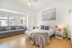 Iron/ironing board, bed sheets