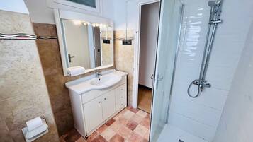 Shower, hair dryer, towels