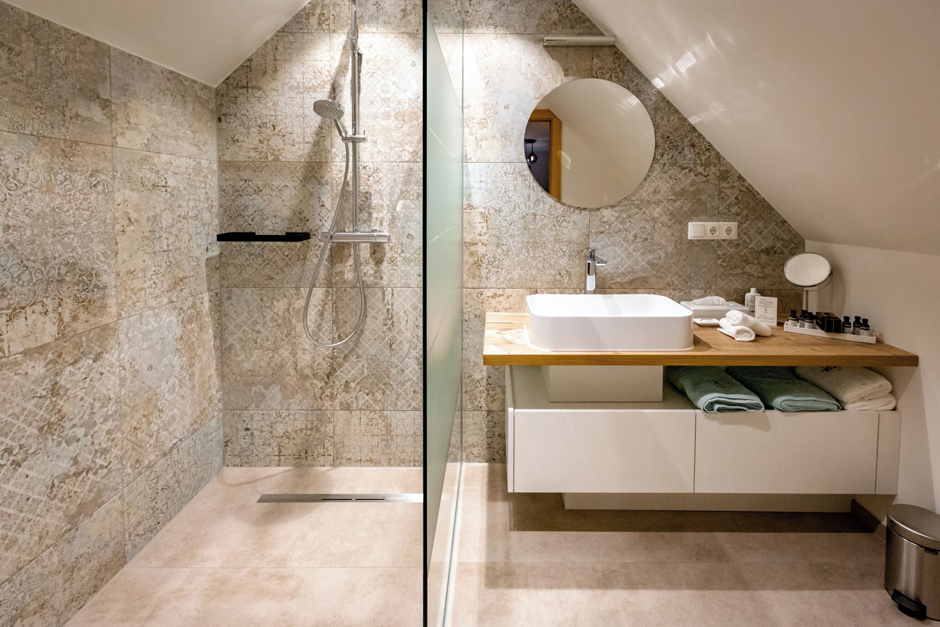 Comfort-Apartment, 1 King-Bett und Schlafsofa, Nichtraucher, Gartenblick | Badezimmer | Badewanne und Dusche (separat), Haartrockner, Handtücher, Seife