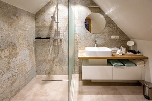 Comfort-Apartment, 1 King-Bett und Schlafsofa, Nichtraucher, Gartenblick | Badezimmer | Badewanne und Dusche (separat), Haartrockner, Handtücher, Seife