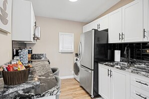 Fridge, microwave, oven, stovetop - Walkerville 1BR Suite | Parking, Laundry & WiFi (Windsor)