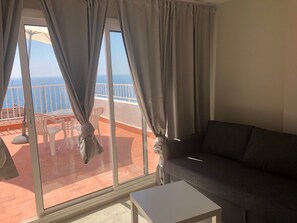TV, fireplace - SunAndBed Penthouse Faro – Spectacular Sea Views, Pool, Sports Court (Salou)