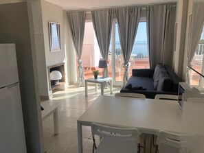 TV, fireplace - SunAndBed Penthouse Faro – Spectacular Sea Views, Pool, Sports Court (Salou)