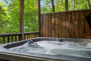 Bañera de hidromasaje al aire libre