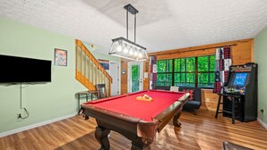 Een pooltafel met een rode viltkleed, een biljartrek en een pooltafel met een rode viltkleed.