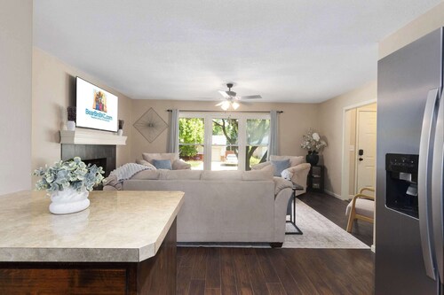 Sleeps 4_Family-Friendly, Fenced Yard, FIFA