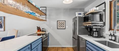 Cafetera/tetera, microondas, horno, placa de cocina