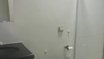 Quarto triplo standard | Banheiro