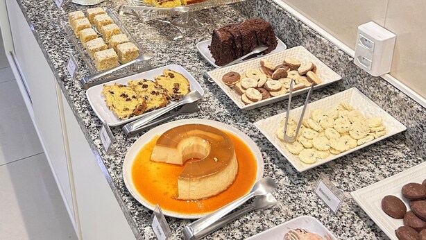 Een buffet met diverse desserts en hapjes.