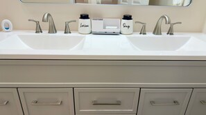 Sèche-cheveux, serviettes fournies, savon, shampoing