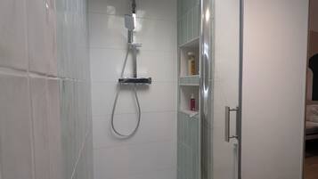 Doccia, asciugacapelli, asciugamani, sapone