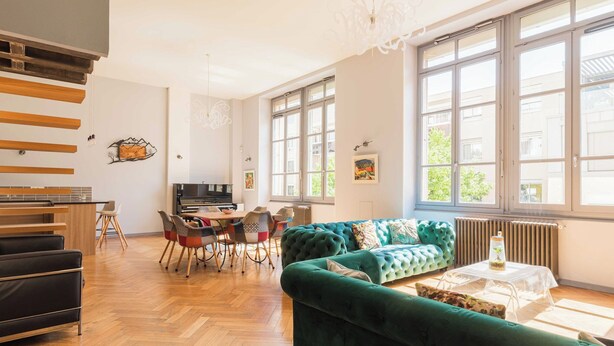 A modern living room with a sofa, dining table, chairs, and a kitchen area. - Stunning Apartment - 4br-7p - Crequi (Lyon)