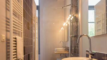 Apartment | Bathroom | Bathtub, hair dryer, towels, shampoo