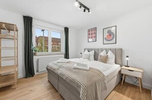 3 bedrooms, desk, iron/ironing board, free WiFi - LudwigsCozyEscape - Bright design apartment at the baroque palace (Ludwigsburg)