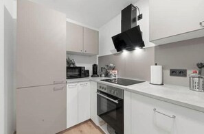 Fridge, microwave, oven, stovetop - LudwigsCozyEscape - Bright design apartment at the baroque palace (Ludwigsburg)