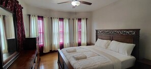 Room - Eagle's Hub Niagara Falls, New York
A Charming 4-bedroom house with Central AC (Niagara Falls)