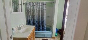Bathroom - Eagle's Hub Niagara Falls, New York
A Charming 4-bedroom house with Central AC (Niagara Falls)