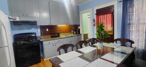 Private kitchen - Eagle's Hub Niagara Falls, New York
A Charming 4-bedroom house with Central AC (Niagara Falls)