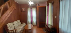 Living area - Eagle's Hub Niagara Falls, New York
A Charming 4-bedroom house with Central AC (Niagara Falls)
