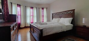 Room - Eagle's Hub Niagara Falls, New York
A Charming 4-bedroom house with Central AC (Niagara Falls)