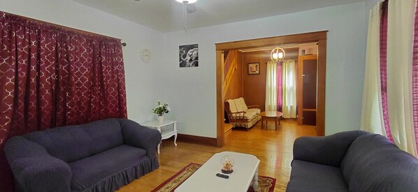 Living area - Eagle's Hub Niagara Falls, New York
A Charming 4-bedroom house with Central AC (Niagara Falls)