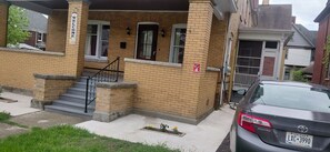 Exterior - Eagle's Hub Niagara Falls, New York
A Charming 4-bedroom house with Central AC (Niagara Falls)