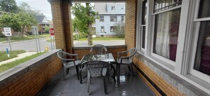 Outdoor dining - Eagle's Hub Niagara Falls, New York
A Charming 4-bedroom house with Central AC (Niagara Falls)
