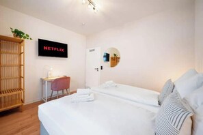 Een strijkplank/strijkijzer, wifi, beddengoed
