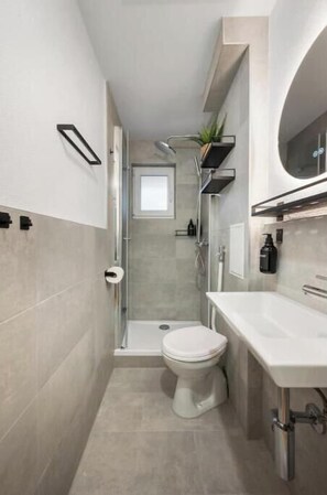 Een douche, een haardroger, handdoeken, zeep