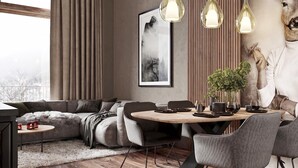Ein modernes Wohnzimmer mit einer Couch, einem Esstisch, Stühlen und einem Kamin.