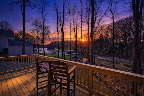 Lakefront Home w/ Guest Suite + Kayaks & Firepit
