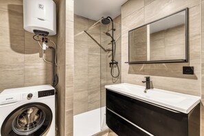 Dusche, Handtücher, Toilettenpapier