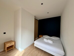 Tabla de planchar con plancha, wifi, ropa de cama