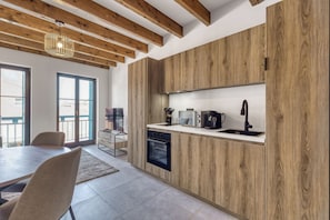 Frigorífico, microondas, horno y placa de cocina