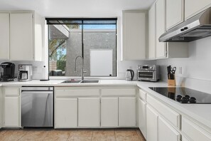Fridge, microwave, oven, stovetop - Desert Retreat w/ heated PVT pool (Palm Springs)