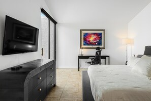 2 bedrooms, desk, iron/ironing board, free WiFi - Desert Retreat w/ heated PVT pool (Palm Springs)