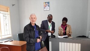 Un área de recepción con un mostrador, sillas y una ventana.