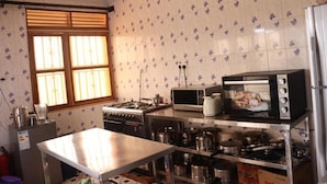 Una cocina con estufa, microondas y refrigerador.